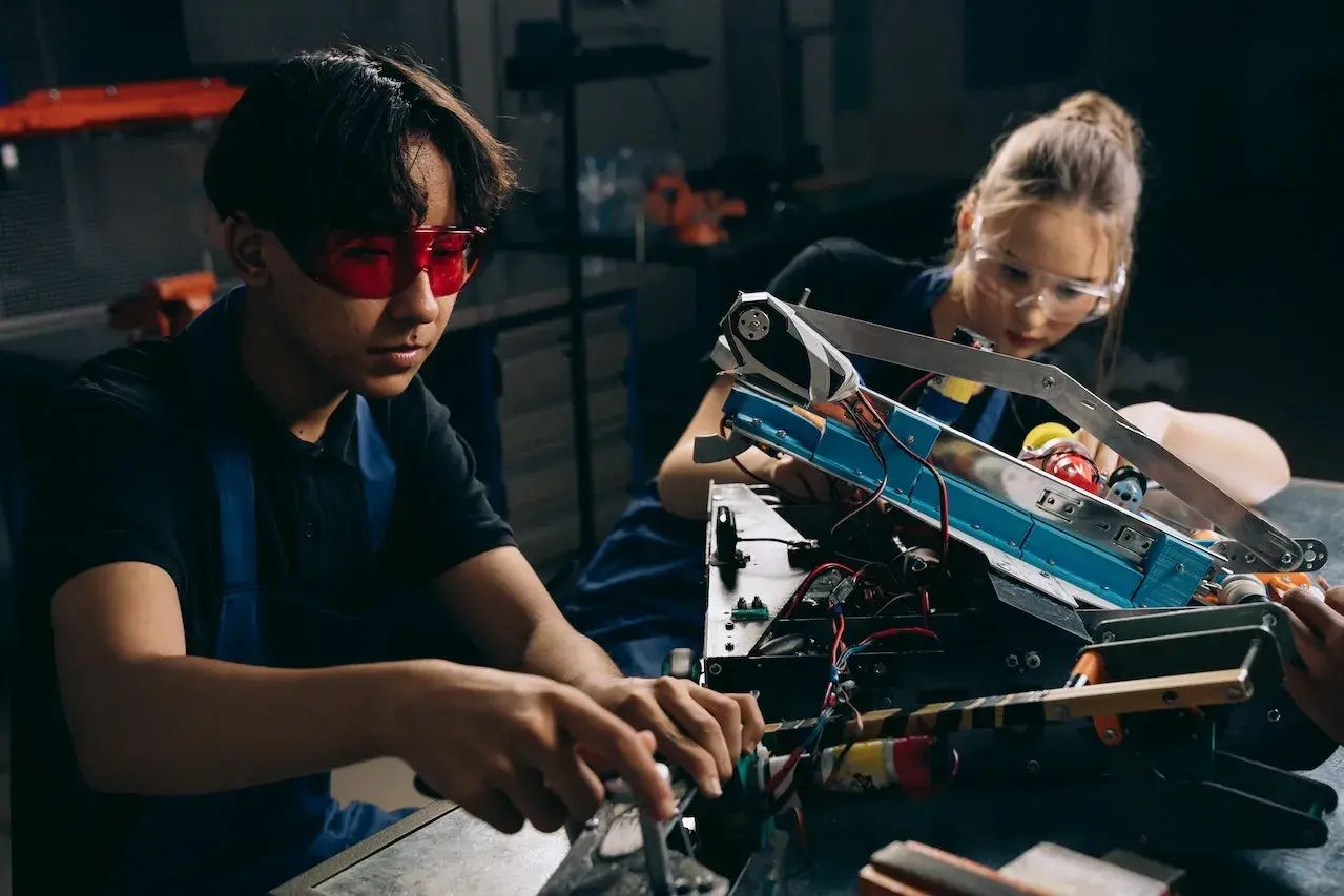 electronic-engineers-make-a-robotic-arm